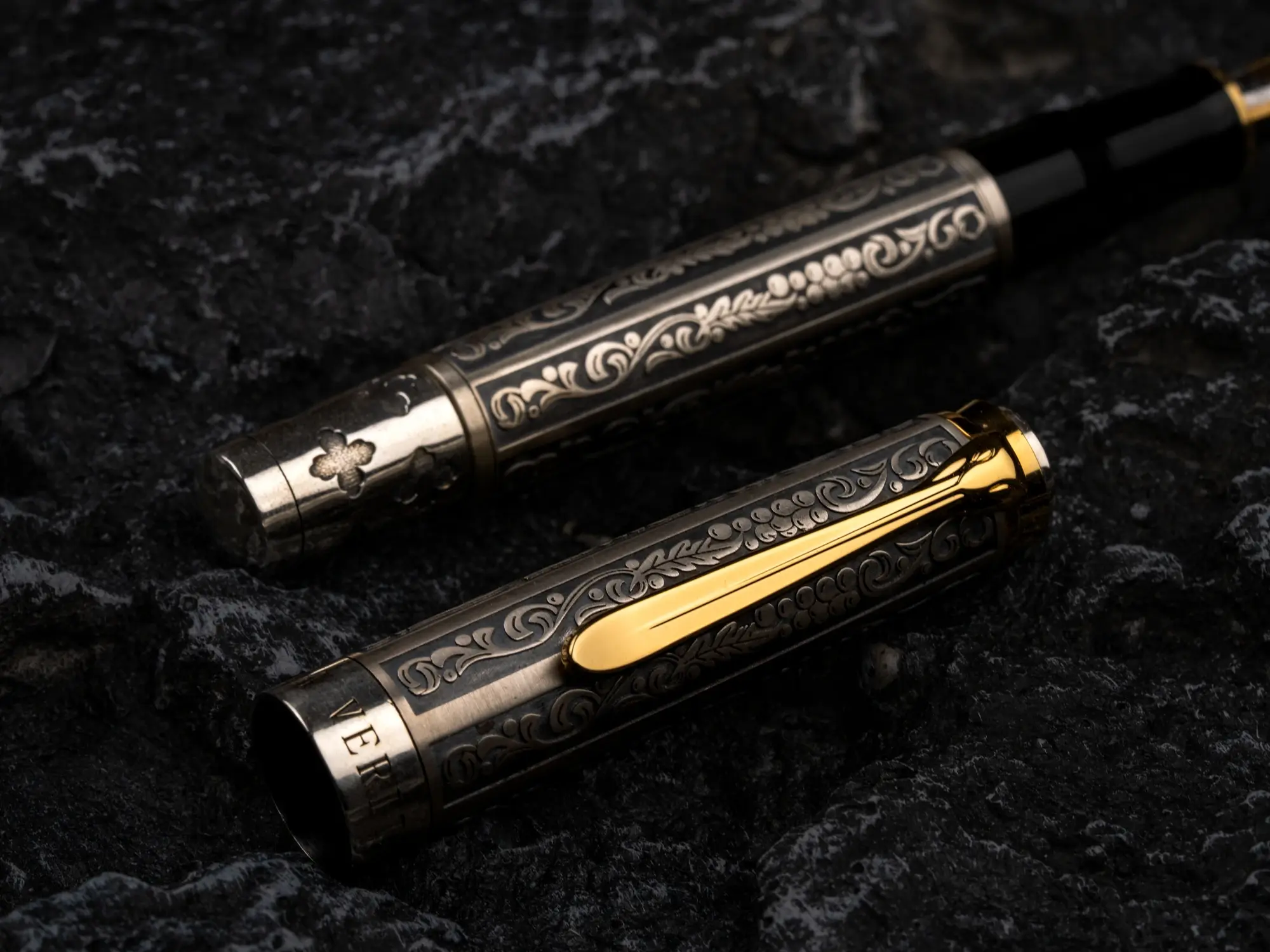 V800 葡萄藤钢笔与笔帽陈列