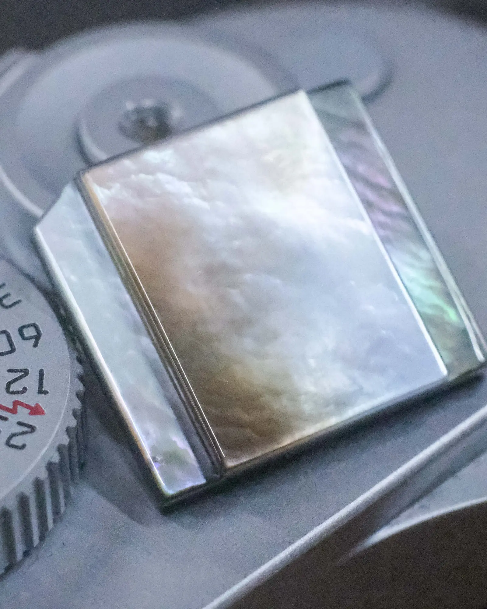 相机顶板上的白蝶贝母贝热靴盖