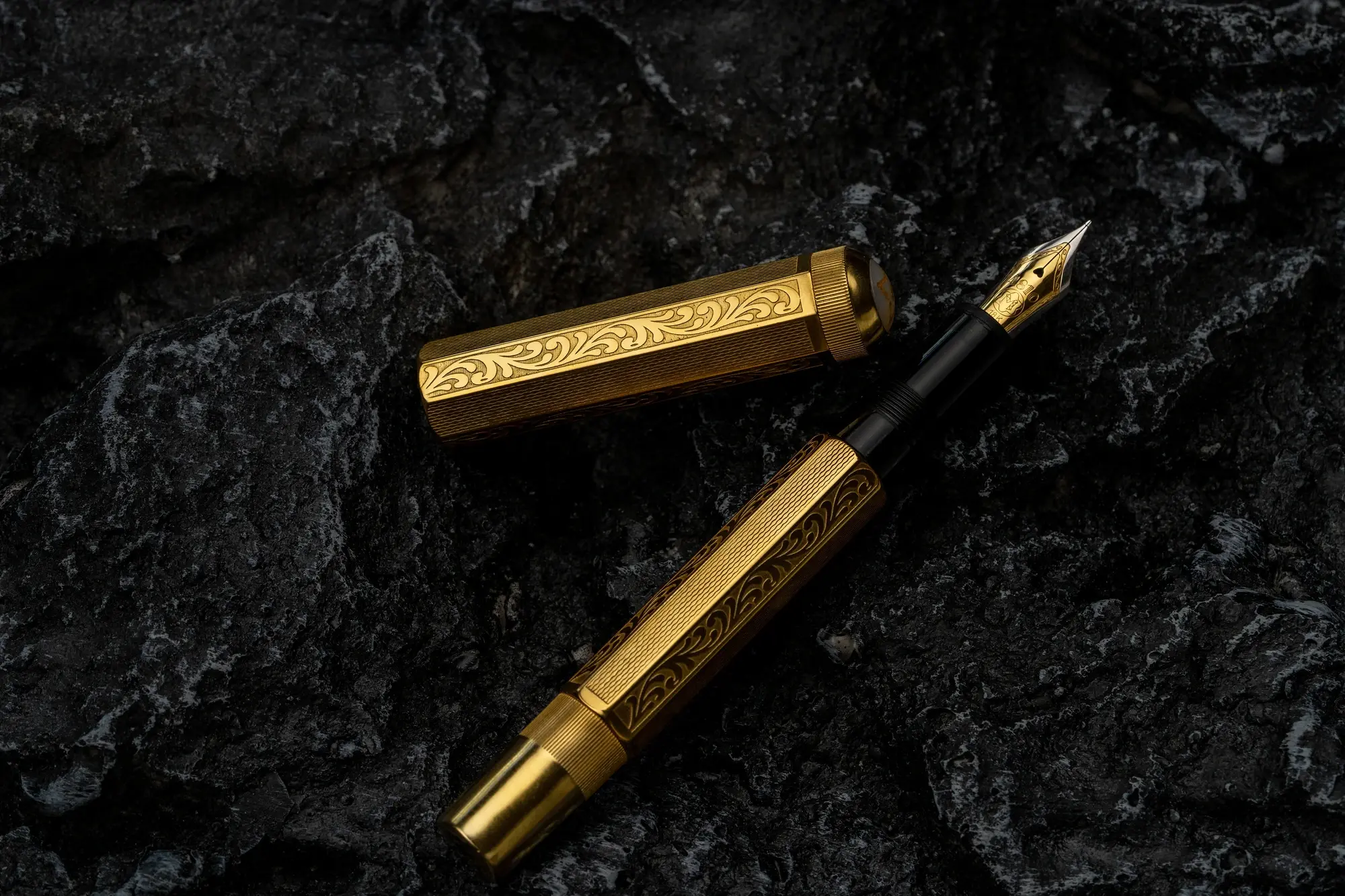 金罗钢笔与笔帽陈列