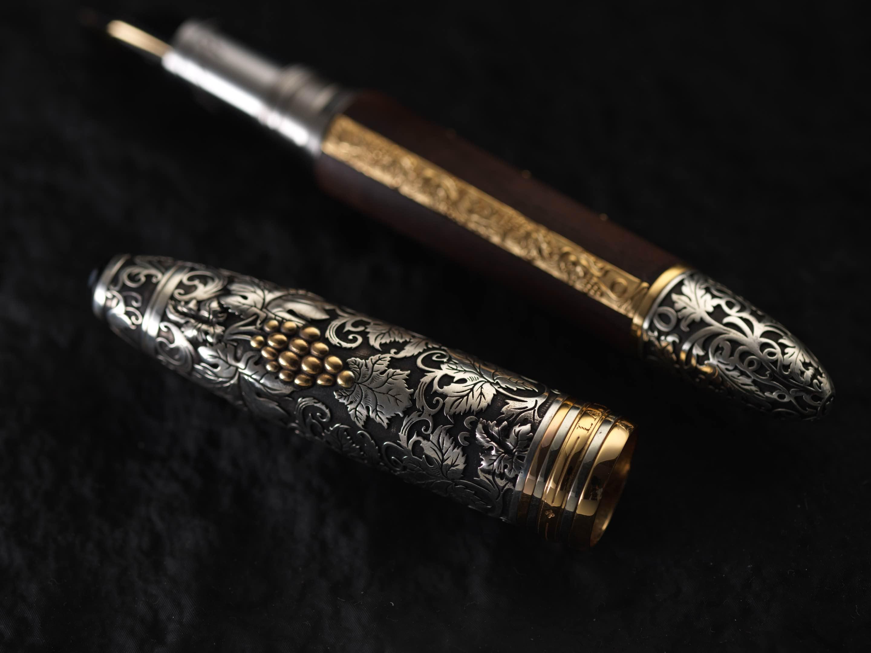 葡萄藤高配 LE20 笔帽浮雕与笔杆金饰细节